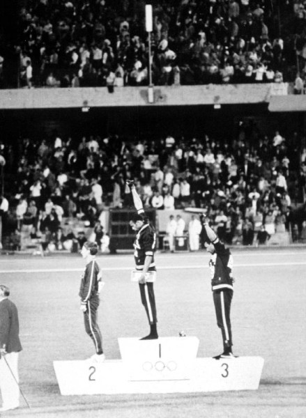 1968 Olympic Games. Mexiko City. Mens 200 m. TOMMIE SMITH, USA, Gold, and J. CARLOS, Bronze, in Blac à 