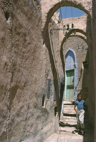 A street in the medina (photo)  à 