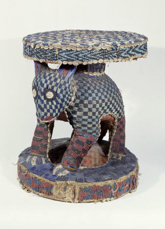 A Fine Cameroon Beaded Stool, The Support Carved As A Leopard, 19th Century à 