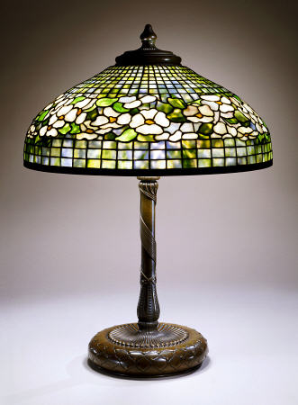 A Fine ''Dogwood'' Leaded Glass And Bronze Table Lamp à 