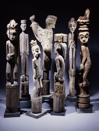 A Group Of Dayak Hampatong  Statues From Borneo à 