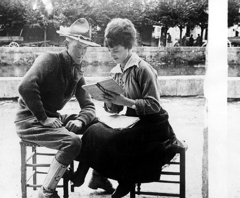 American soldier learning French with a French woman à 