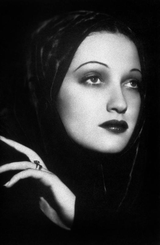 Dorothy Lamour, born Mary Leta Dorothy Stanton , American Actress and Singer. à 