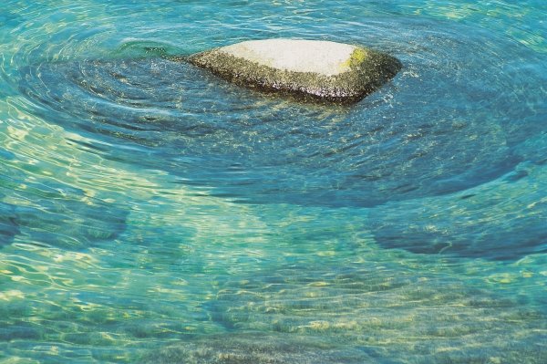 Dry rock with submerged rocks, Lake Taho (photo)  à 