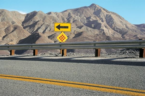 Empty road arrow-sign and dividing line (photo)  à 