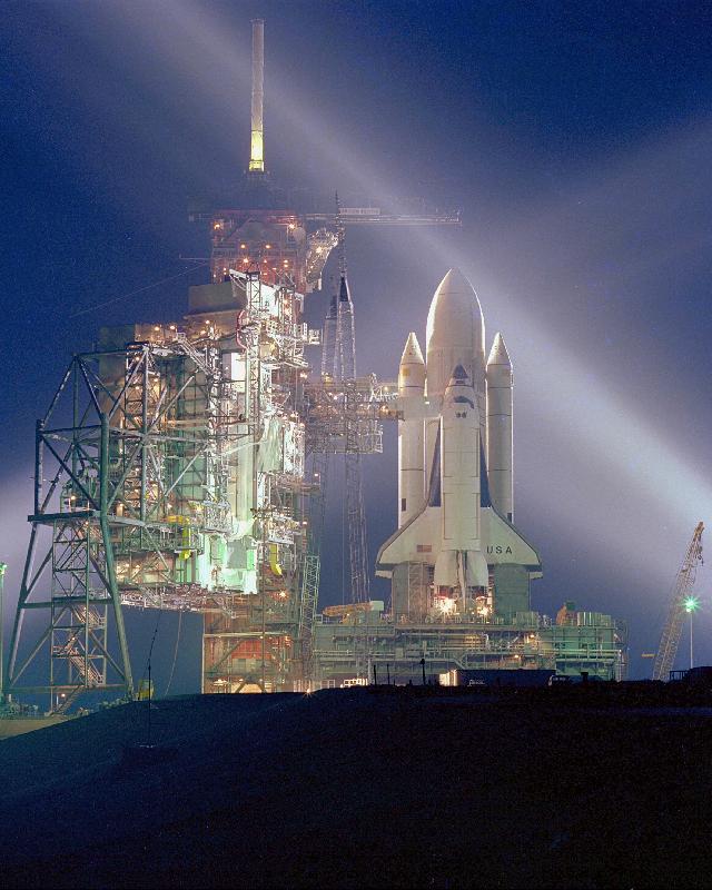 exposition nocturne de la navette spatiale Columbia pour sa 1ere mission STS-1 à 