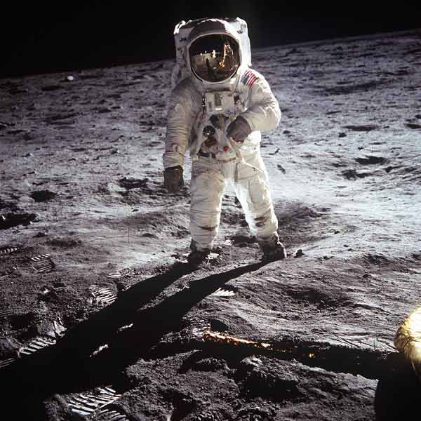 1st steps of human on Moon : American Astronaut Edwin Buzz Aldrinwalking on the moon during Apollo 1 à 