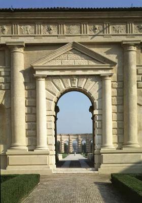 Entrance to the Loggia di Davide, looking from the Cortile D'Onore through the garden to the Exedra, à 