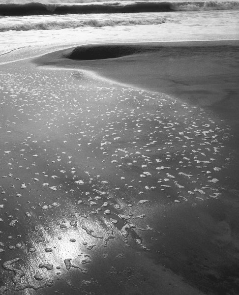 Foam on sand, Porbandar (b/w photo)  à 