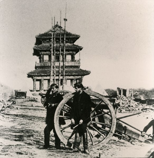 French soldiers by a cannon in Peking during the Anglo-French Expedition to China, 1860 (b/w photo)  à 