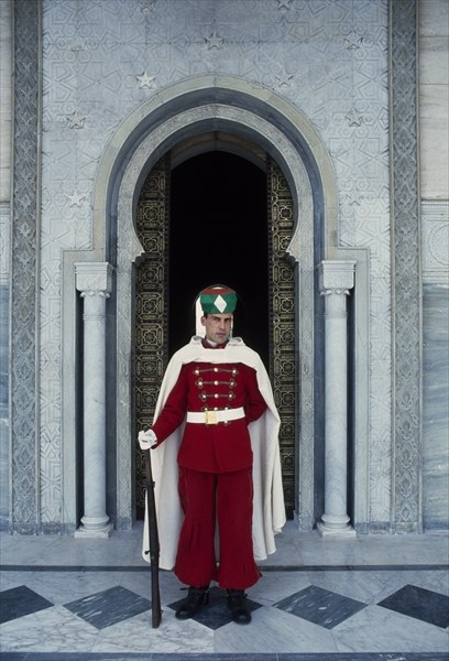 Guard in front of the tomb of Mohamed V of Morocco (1909-1961) (photo)  à 