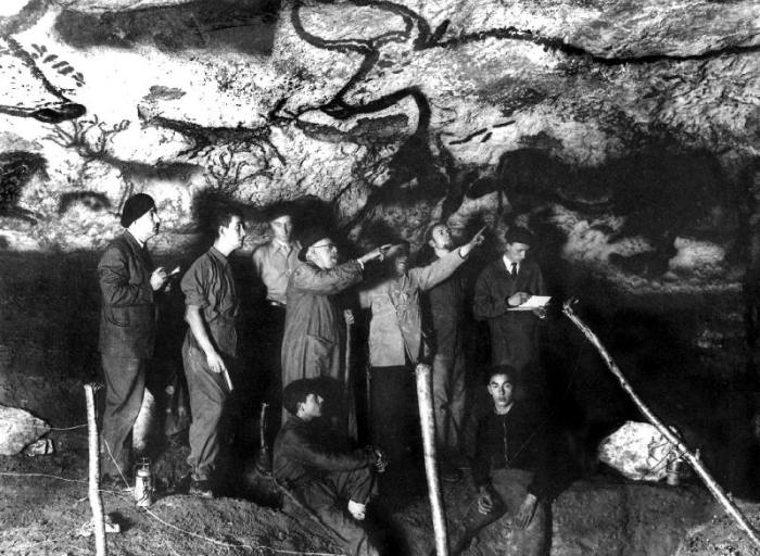 historical visit of the Cave of Lascaux, Montignac, France at the time of its discovery in 1940 l-r  à 