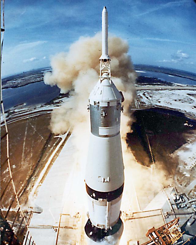 Lift off of Apollo 11 mission, with Neil Armstrong, Michael Collins, Edwin Buzz Aldrin in Kennedy Sp à 