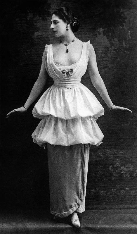 Margaretha Geertruida Zelle called Mata Hari dutch dancer and spy for the Germany à 