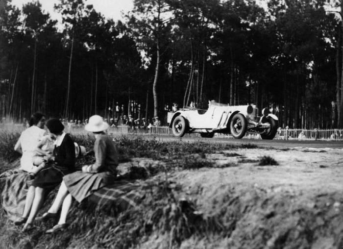 Mercedes-Benz SS in action at the Le Mans 24 Hours, France.Women spectators watch the car of Rudolf  à 