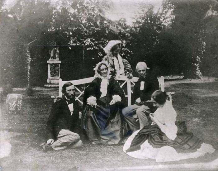 Michael Faraday (1791-1867) with his Niece Jane and John Tyndall (1820-93) 1858 (b/w photo)  à 