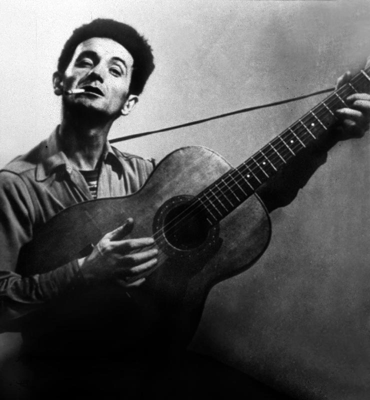Musician Woody Guthrie considered as the father of folk music à 