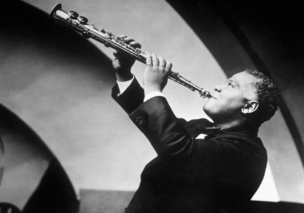 New Orleans jazzman Sidney Bechet here playing the soprano saxophone à 