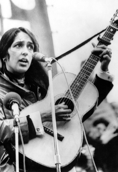 Protest Folk Singer Joan Baez performing à 