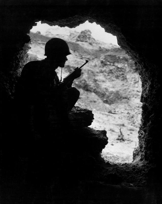 Pacific Front during Okinawa battle: US Marines sights on a Japanese Sniper à 