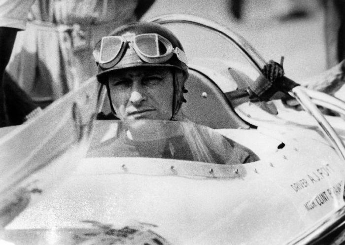 racing driver Fangio here at the wheel during race in Monza à 