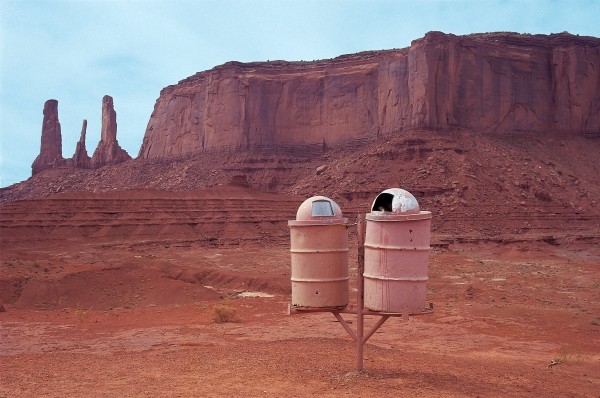Refuse boxes in background of famous Twin Towers, Monument Valley (photo)  à 