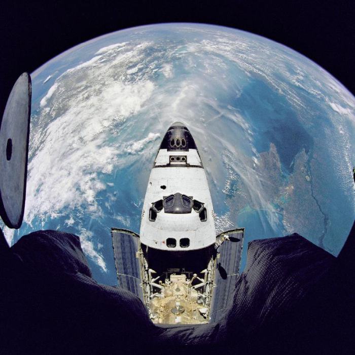 Space shuttle Atlantis from orbital station Mir à 