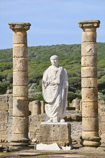 Statue of Emperor Trajan in the Basilica beside the Forum (photo)  à 