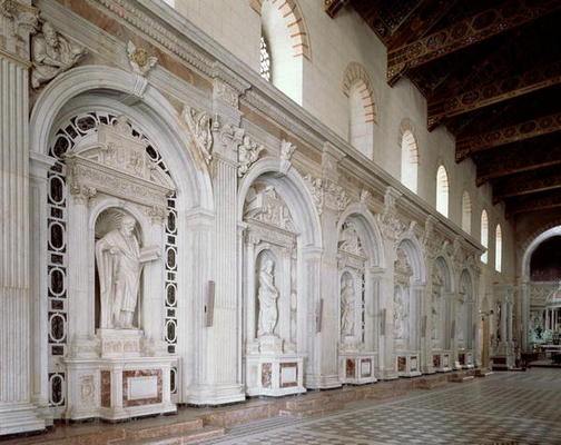 Statues of six apostles decorating the side wall of the nave (photo) à 