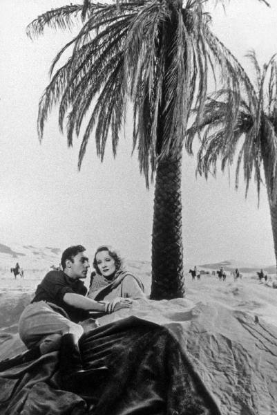 The Garden of Allah by Richard Boleslawski with Charles Boyer, Marlene Dietrich à 