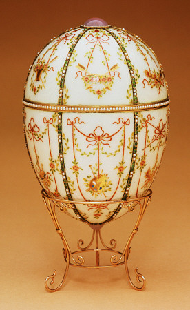 The Kelch Bonbonniere Egg Shown In A Gold Egg-Stand Of Scroll Design, By Faberge 1899-1903 à 