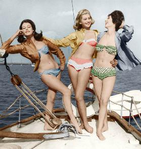 Trois jeunes femmes portant des bikinis (document couleurs)