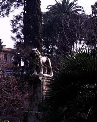 View of the garden with a statue of a lion (photo) à 