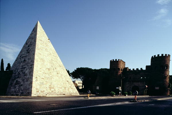 View of the pyramid, Roman, 3rd century AD (photo) à 