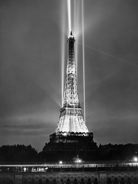World fair in Paris: illumination of the Eiffel Tower by night à 