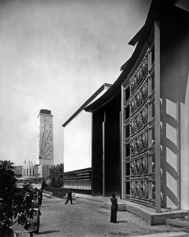 World Fair, Paris: the pavilion of metal : wrought iron door by Raymond Subes à 