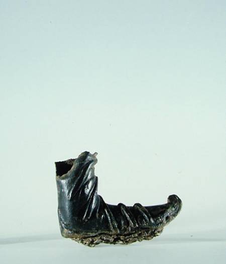 Hellenistic style shoe from a lost statue, from Bardeh Neshandeh, Iran à École parthe