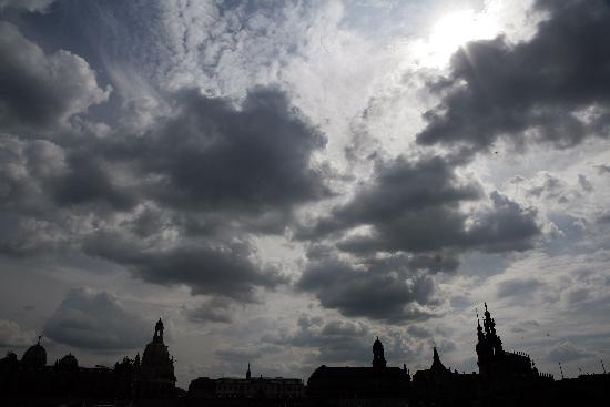 Dunkle Wolken über Dresdner Altstadt à Peer Grimm