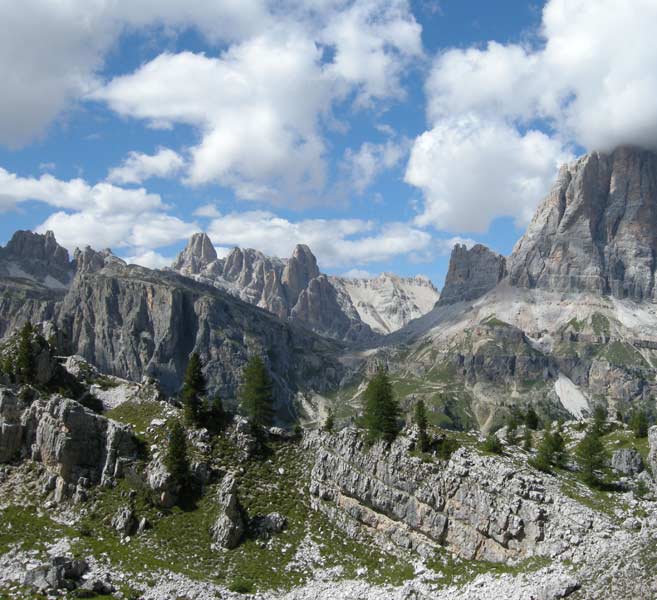 Paysage de montagne estival sur les Dolomites à Andrea Piccinini