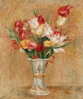 Bouquet de tulipes dans vase blanc