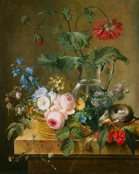 Roses, anémones dans le vase en verre, d'autres fleurs, Cerises et nid des oiseaux.