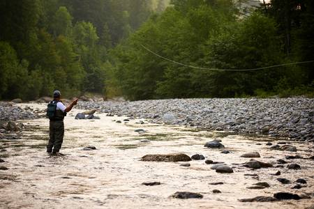 Fischer beim Fliegenfischen in der Bregenzerache