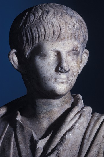 Togate statue of the young Nero, front view of the head à Romain