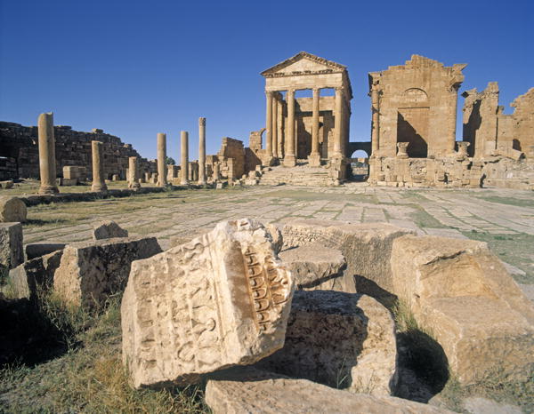 View of the forum with the temples of Jupiter, Juno and Minerva, Sufetula (photo)  à Romain