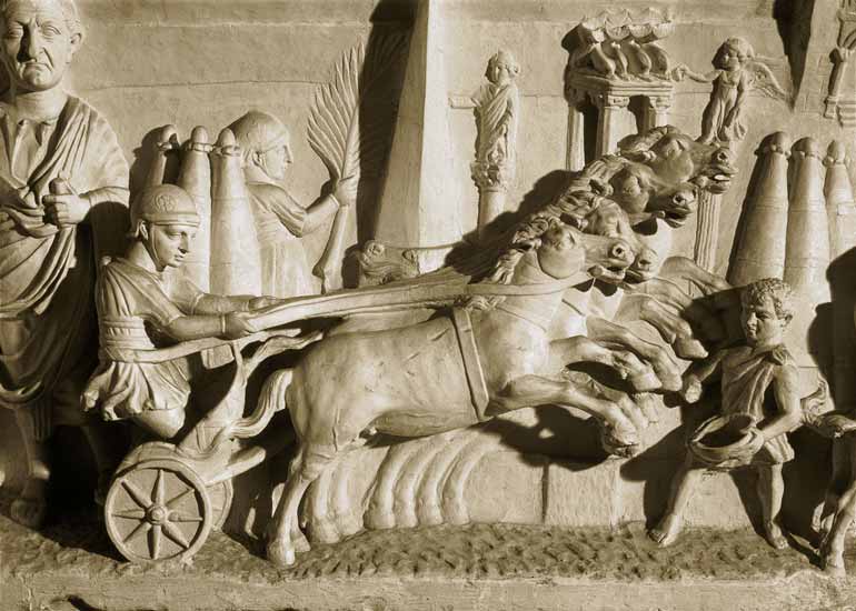 Relief depicting a chariot race à Romain