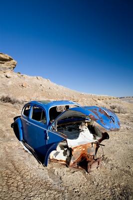 abandoned blue car à Sascha Burkard