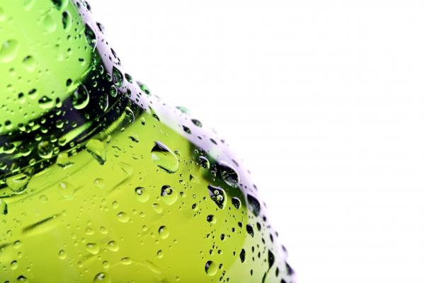 beer bottle with water droplets isolated à Sascha Burkard