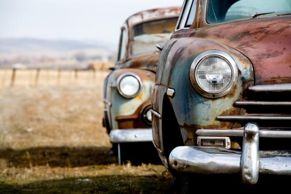 vintage cars abandoned in rural Wyoming à Sascha Burkard