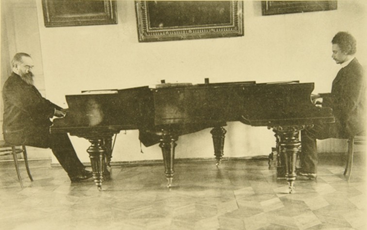 Composers Sergei Taneyev and Alexander Goldenweiser play the piano à Sophia Andreevna Tolstaya