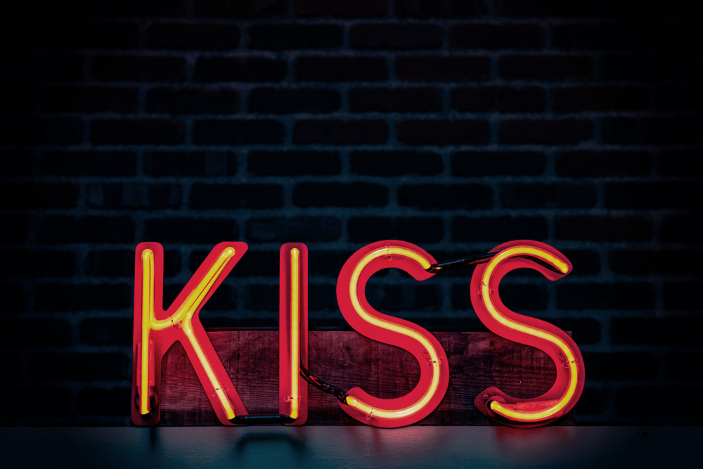 Kiss in Neon à Tim Mossholder